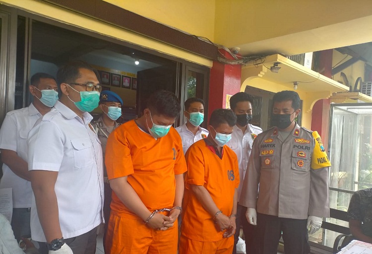 Dua pelaku yang diamankan Polsek Asem Rowo melalui Unit Narkoba. SP/ Mahbub Fikri