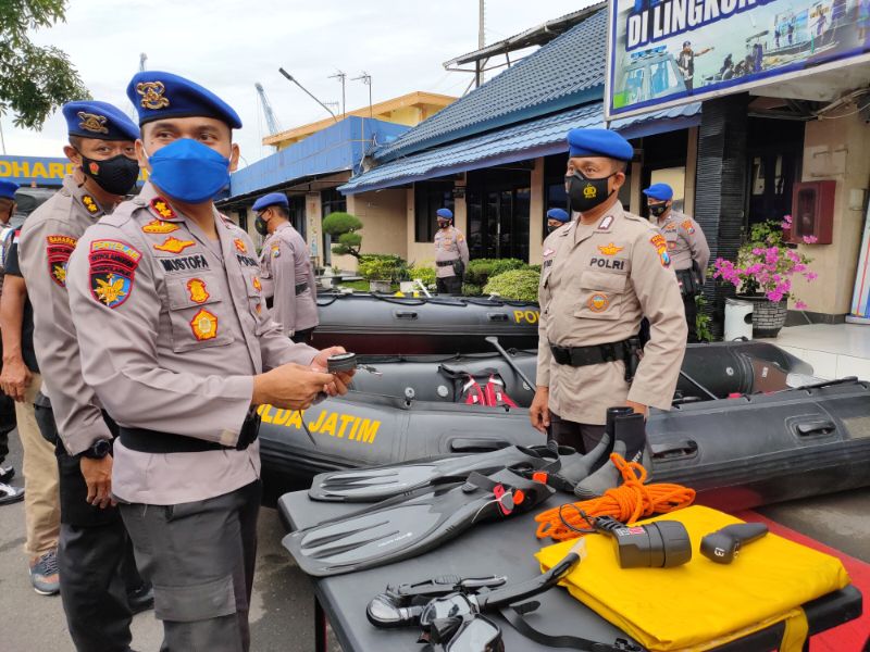 Wadirpolair AKBP Mustofa Didampingi Kasubdit Patroli AKBP Herlambang, 60 Personil Ditpolair Polda Jatim, Siap Diberangkatkan Ke Wilayah Bencana Banjir, Rabu (24/2/2021)