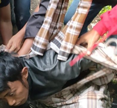 Pelaku saat diamankan petugas.