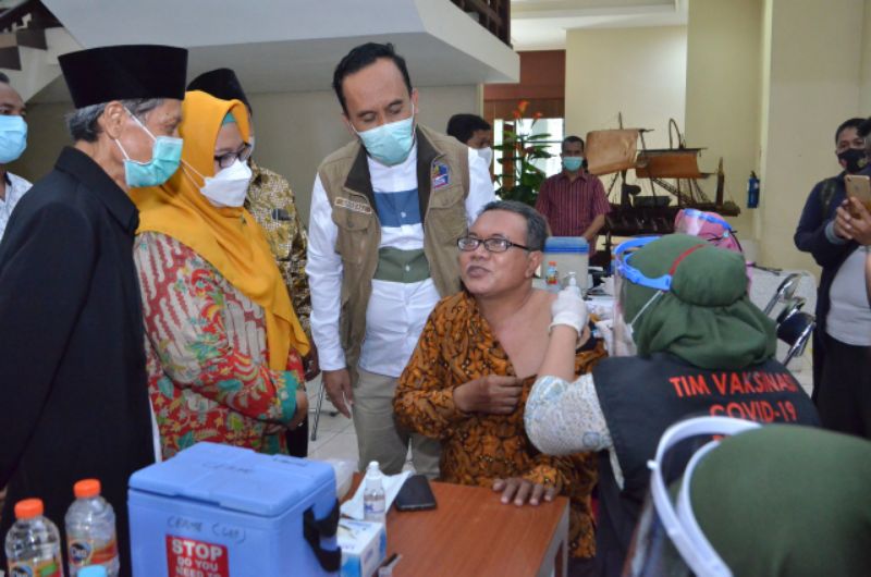 Wakil Bupati Aminatun Habibah didampingi Ketua MUI dan Kadinkes saat meninjau pelaksanaan vaksinasi bagi imam masjid.
FOTO: SP/M.AIDID
