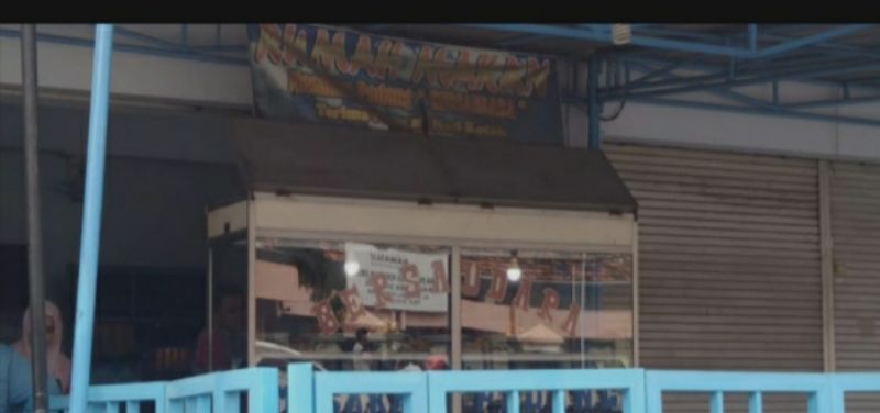 Rumah Makan (RM) Padang yang terletak di jalan Rajawali kota Sampang disegel petugas.