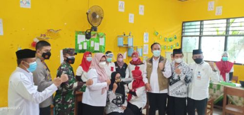 Wabup Ning Min didampingi para pejabat lainnya saat melihat langsung kegiatan vaksinasi para tenaga pendidik.