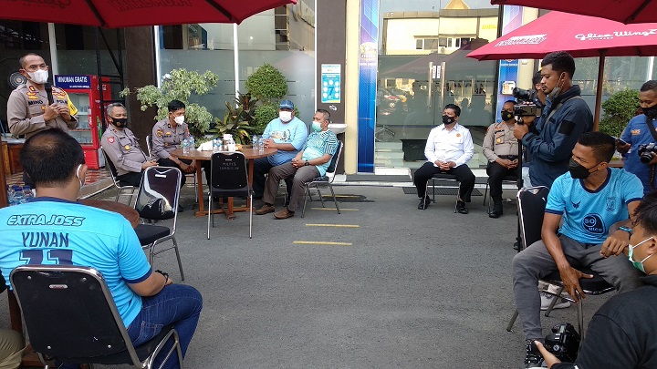 Kapolres AKBP Miko Indrayana dalam cangkruan bersama Pemain,manajemen dan suporter Persela. SP/MUHAJIRIN KASRUN