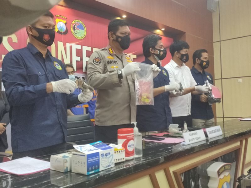 Kabid Humas Polda Jatim Kombes Pol Gatot Repli Handoko didampingi Wadirreskoba Polda Jatim AKBP Aris Supriyono mereleas bandar sabu dari Mojokerto Selasa (16/3/2021)