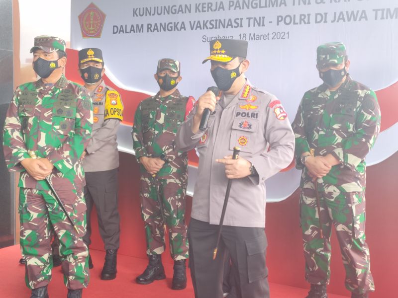 Kapolri jenderal Pol.listyo Sigit dan Panglima TNI Marsekal TNI Hadi Tjahjanto saat meninjau vaksin ke dua untuk anggota TNI polri di Polda Jatim Kamis (18/3/2021)