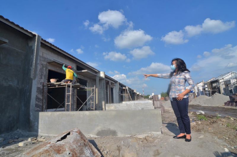 Prany Riniwati Direktur Jade Group saat meninjau perumhan Jade Sudimoro di Tulangan, Sidoarjo, Sabtu (20/3/2021).
