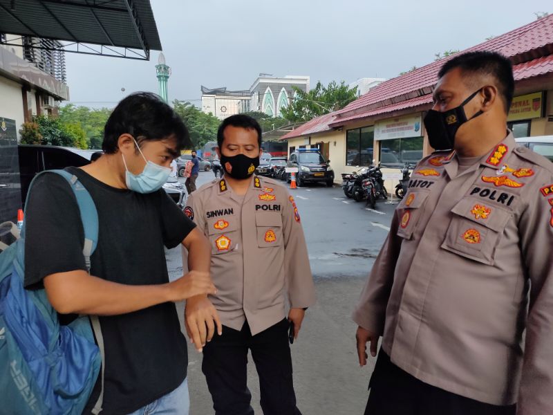 Kabid Humas Polda Jatim Kombes Pol Gatot Repli Handoko, Kasubdit Penmas AKBP Sinwan bersama Nurhadi wartawan tempo yang mengalami dugaan penganiayaan oleh oknum aparat Selasa (30/3/2021)