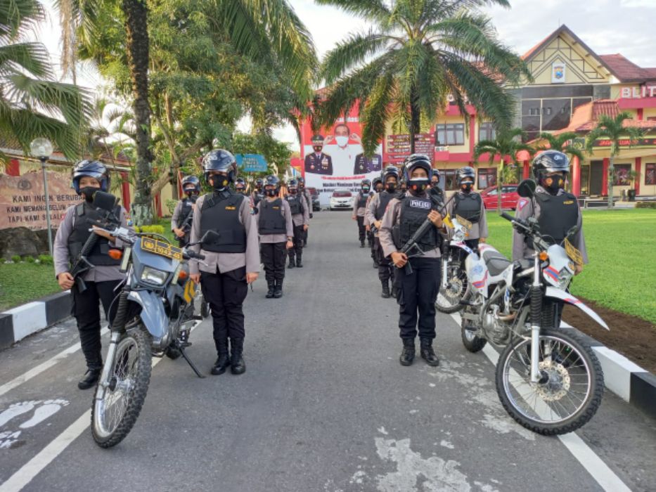 Saat-saat pemberangkatan dua peleton Srikandi Polwan Polres Blitar, juga berselfie dengan beberapa Jemaah yang akan lakukan Ibadah.
