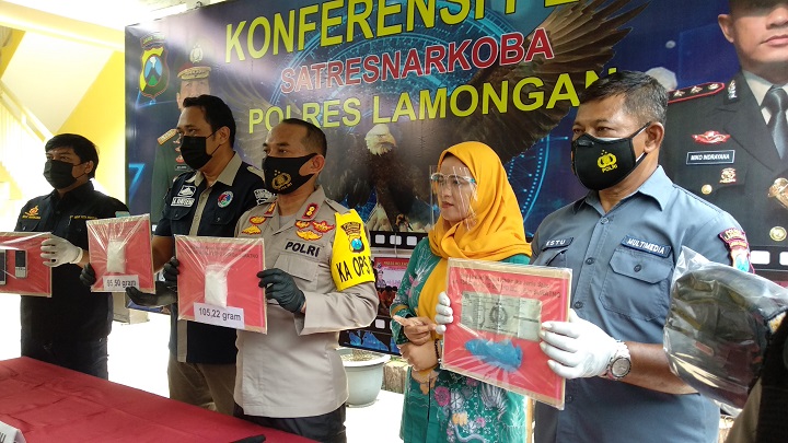 Kapolres Lamongan AKBP Miko Indrayana menunjukkan barang bukti sabu-sabu dalam rilis. SP/MUHAJIRIN 