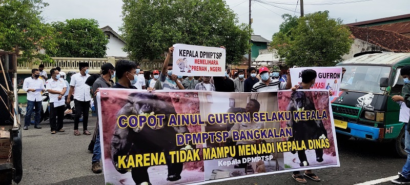 Sejumlah massa yang berorasi di depan kantorDPMPTSP Kabupaten Bangkalan, Rabu (7/4) pagi. 