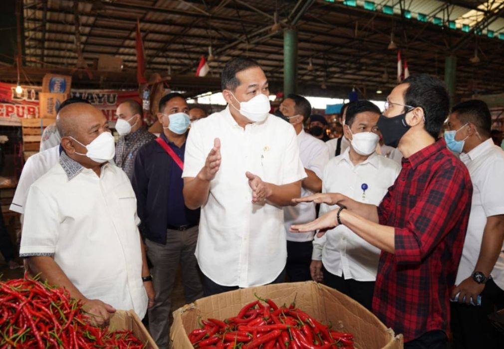 Mendag saat meninjau harga dan pasokan bapok di Pasar Induk Kramat Jati dan
Pasar Kramat Jati, Jakarta pada hari ini, Rabu (7/4). 