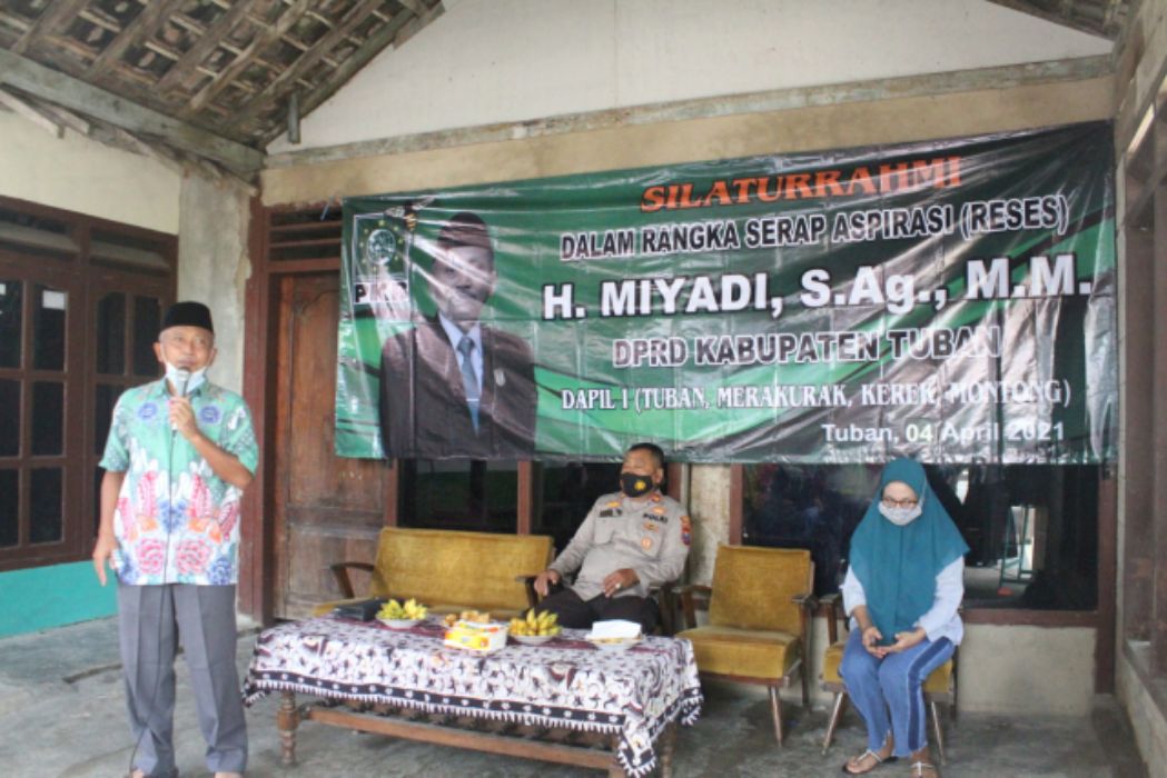 Ketua DPRD Tuban, Mohammad Miyadi ketika memberikan penjelasan reses bersama warga.