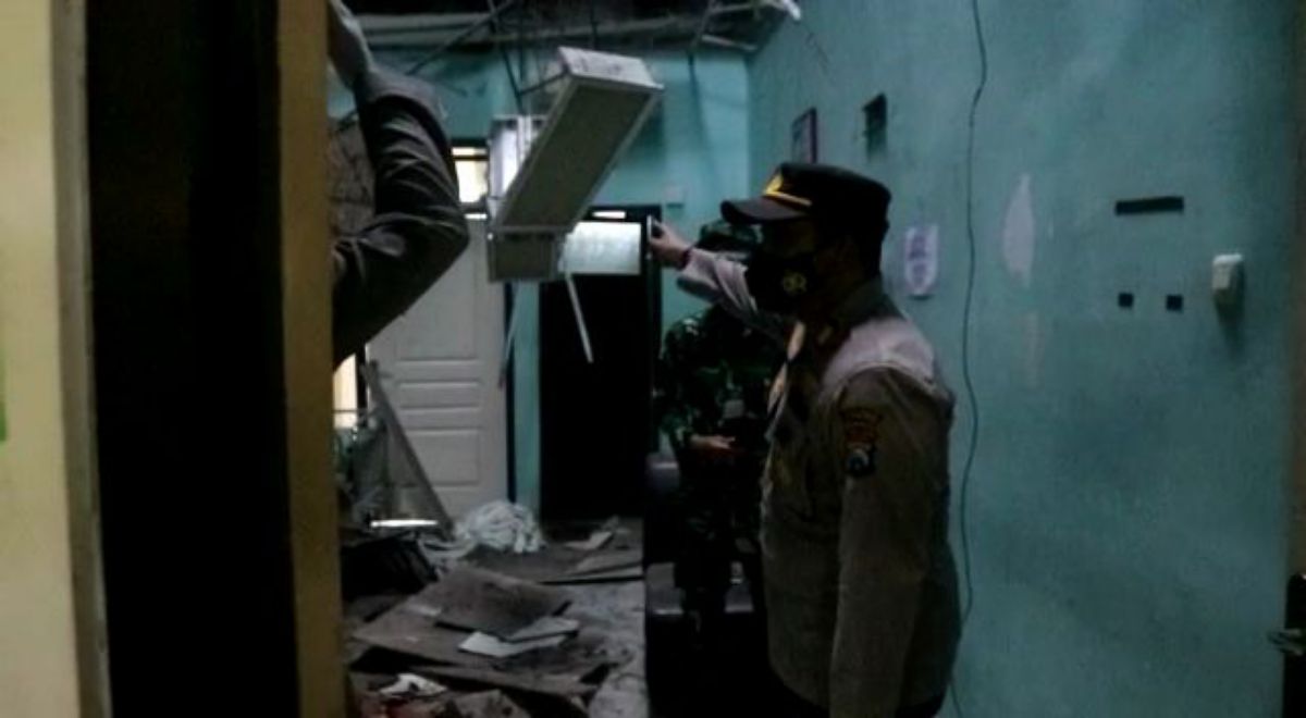 Kapolres tinjau RSUD Mardiwaluyo.sambil bantu evakuasi pasien. Tampak situasi Ruang Cempaka nomor11. 