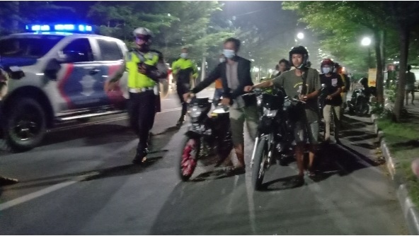 Para pengendara yang terjaring razia diminta menuntun motornya hingga ke kantor Satlantas Polres Bojonegoro.