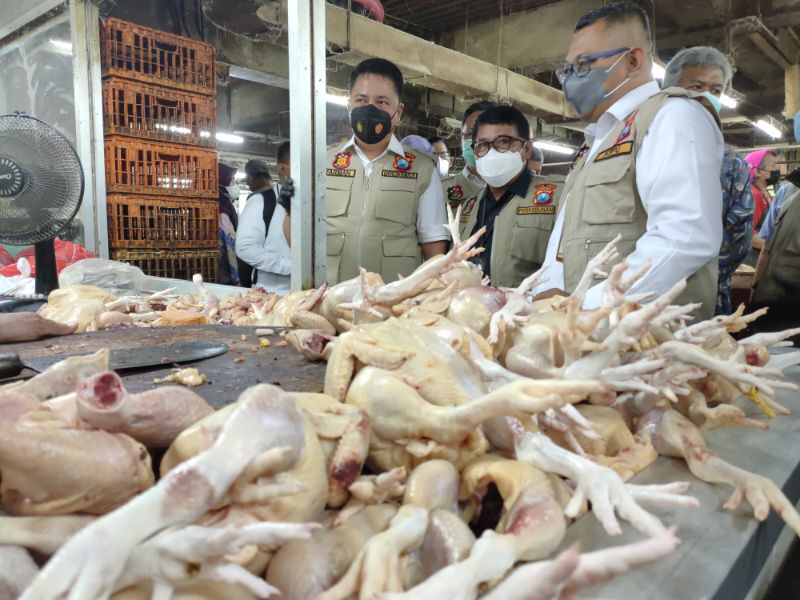 Dirreskrimsus Kombes Pol Farman bersama PKPU, Bulog dan Perkebunan yang tergabung di satgas pangan sidak di pasar Wonokromo Senin (12/4/2021)