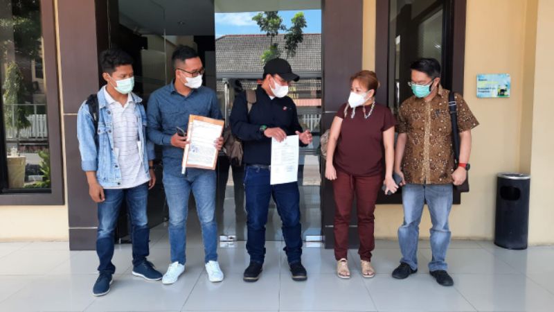 Konsumen apartemen frontage usai membuat laporan polisi di SPKT Polda Jatim Selasa (13/4/2021)