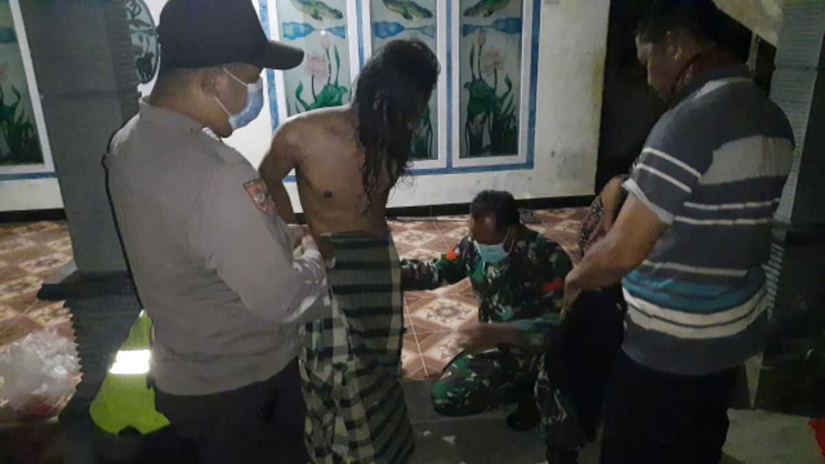 Pelaku yang juga penderita ODGJ saat diamankan petugas.