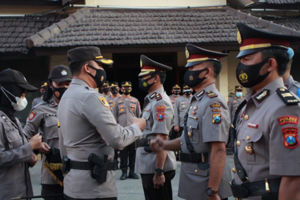 Kapolres Jember pimpin pelaksanaan Apel Serah Terima Jabatan PJU Polres dan Kapolsek Jajaran Polres Jember,  di Halaman Mapolres, Jum’at  (23/4/2021).
