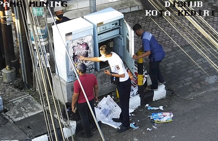 Perawatan traffic light di salah satu ruas jalan di Kediri. SP/Can