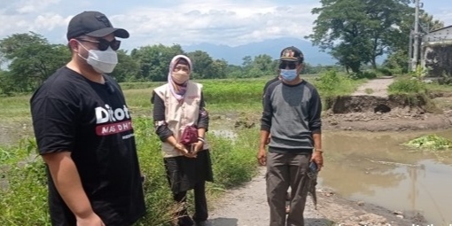 Mas Bub Ditho saat melihat kondisi jalan putus akibat diterjang banjir