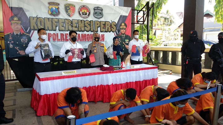 Kapolres Lamongan saat menunjukan barang bukti yang diamankan dalam penangkapan belasan preman. SP/MUHAJIRIN KASRUN