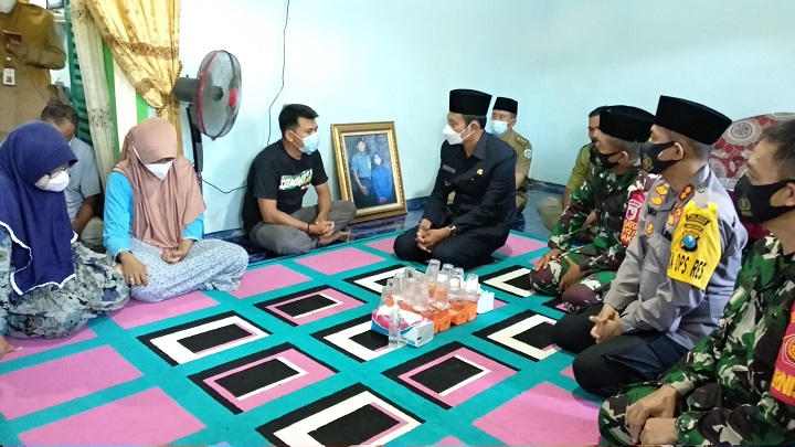 Bupati Yes saat memberikan support ke keluarga besar Klk Edi Siswanto, Awak KRI Nanggala 402 di rumah duka Desa Sumberejo Sukodadi Lamongan. SP/MUHAJIRIN KASRUN
