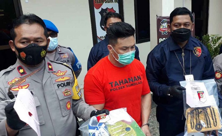 Polisi menunjukkan pelaku dan barang bukti pisau yang telah bengkok yang digunakan pelaku untuk menusuk korban.