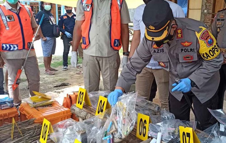 Polisi saat menunjukkan beberapa barang bukti dari hasil olah TKP.