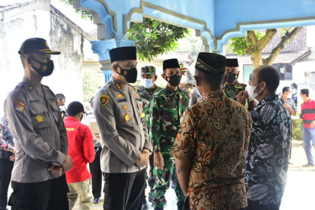 Kapolres Blitar, Komandan Kodim Blitar dan Komandan Yonif 511 Blitar, saat berbincang dng Purn.TNI Juhari, melihat foto-foto Alm.Lettu Adi Sonata dan keluarga penerima sumbangan sosial.