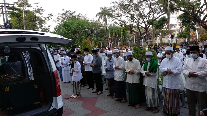 Ribuan jamaah ikut menyolatkan bupati dua periode H. Fadeli di Masjid Agung Lamongan. SP/MUHAJIRIN KASRUN