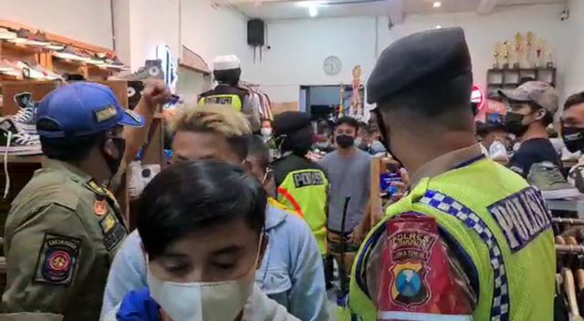 Tampak kerumunan warga di salah satu toko pakaian di Kota Blitar.
