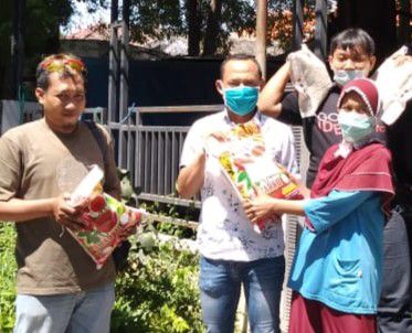 Ketua KWG M.Syuhud Almanfaluty saat membagikan zakat kepada warga kurang beruntung.