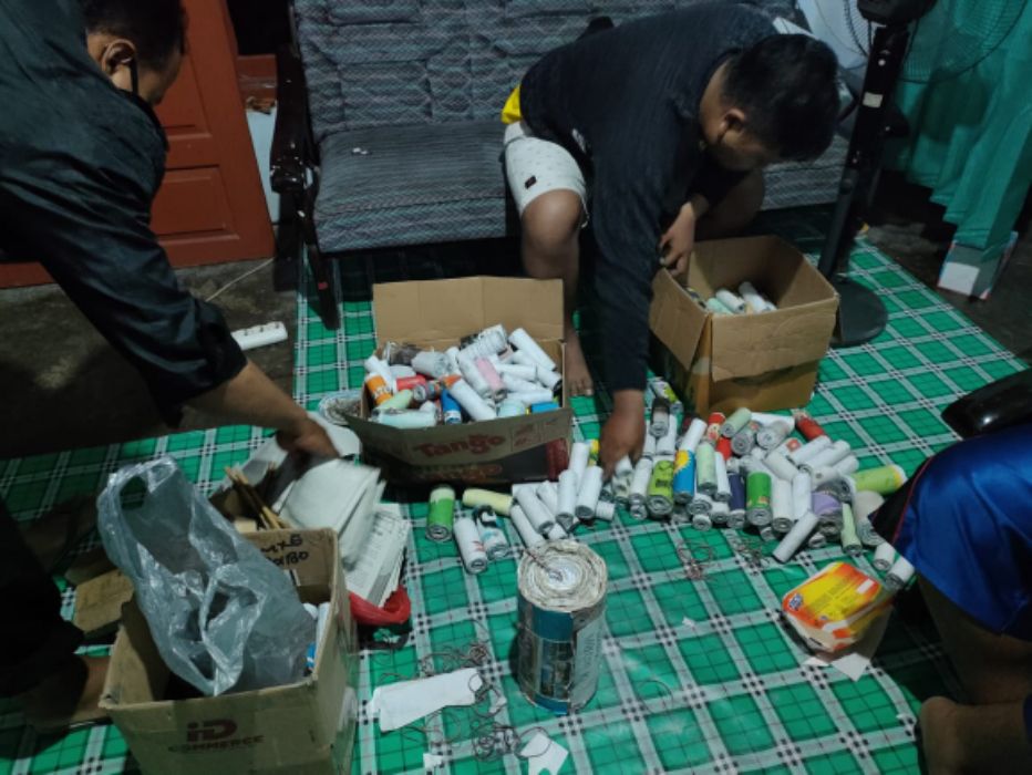 Suasana oprasi, Pemuda saat di tangkap lngsung Kapolres, barang bukti ratusan petasan.dan beberapa buah alat Siund System.