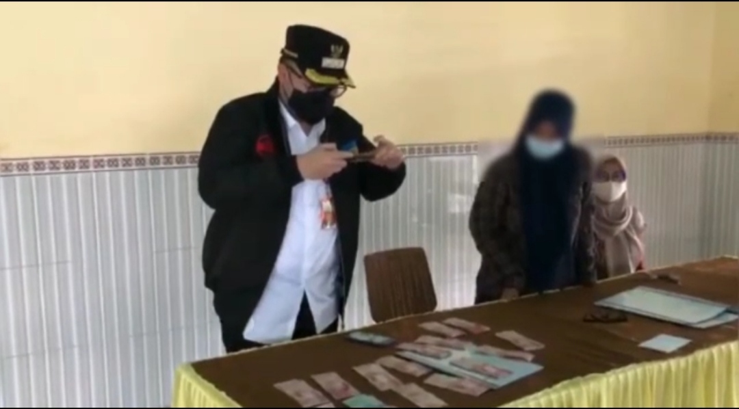 Mas Bub Ditho saat melakukan OTT Camat Purwoasri dan menemukan uang hasil pungli sebanyak Rp 15 juta