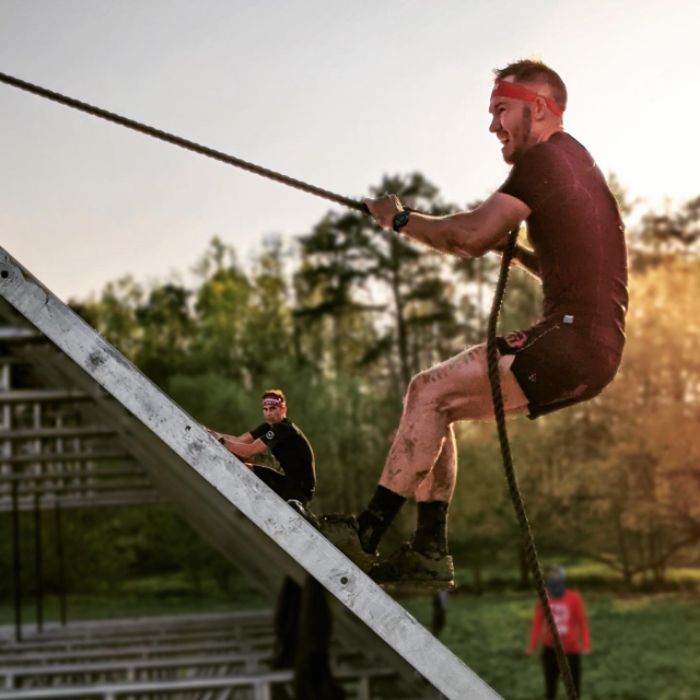 Perlombaan Spartan menguji para atlet dengan rintangan air, lumpur, api dan kawat berduri. 