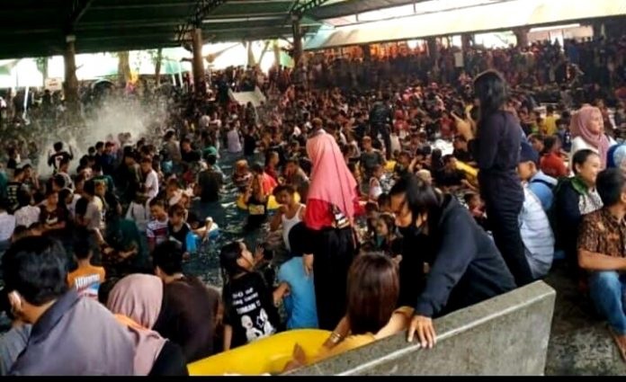 Ribuan pengunjung memadati pemandian Taman Ria Suropati.