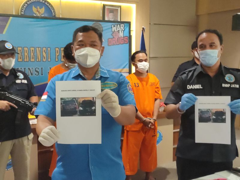 Kabid Pemberantasan BNNP Jatim, Daniel Y Katiandagho bersama jajarannya menunjukan sejumlah barang bukti yang disita dari kurir sekaligus pengedar sabu-sabu seberat 4 kilogram dari Jakarta menuju Madura saat press release, Kamis (20/5/2021).