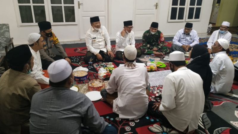 Forkompimda yang dipimpin Bupati dan Wabup  Jember sowan ke kediaman keluarga Umik Hj Khatjah Sarifah dan Habib Muhdor.