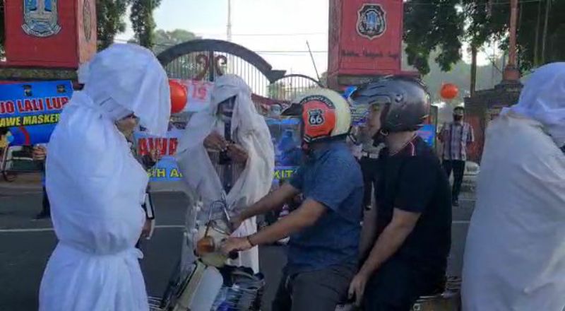 Petugas memakai kostum Pocong demi sosialisasi bahaya Covid 19.