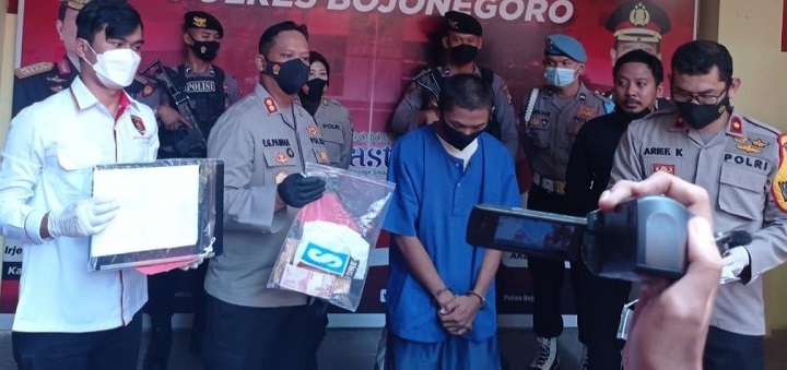 IG, tukang servis laptop diamankan polisi karena memeras dan mengancam korban yang merupakan pelanggannya.
