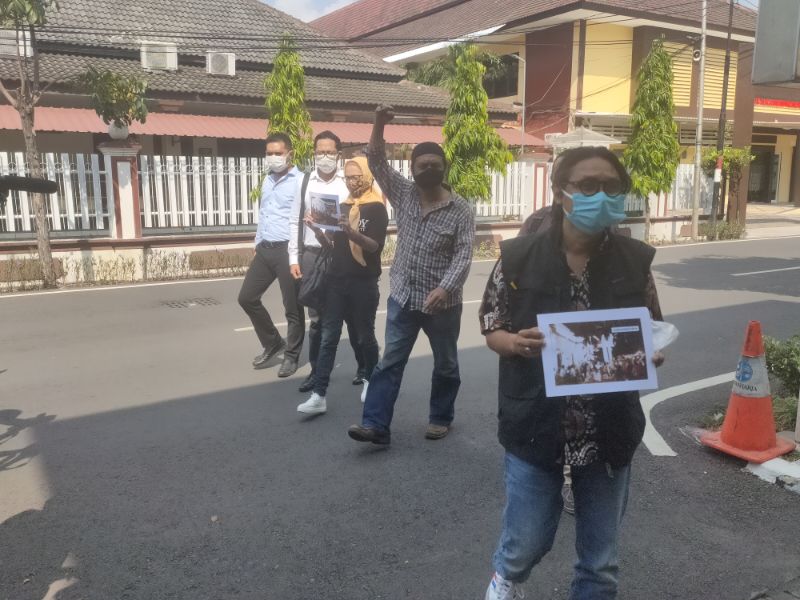 Aktivis 98 Tangi, Surabaya melaporkan gubernur Jatim Khofifah Indar Parawansa ke SPKT Polda Jatim, Senin (24/5/2021)