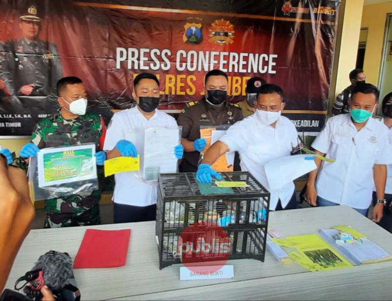 Press conference Selasa (25/5/2022) di halaman Mapolres Jember.