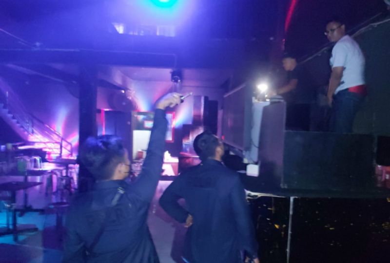 Four Club Karaoke, di daerah Pasar Kembang Surabaya terjaring Operasi Yustisi oleh Satsamapta Polrestabes Surabaya, Jumat (28/05) malam.