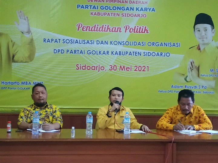 Konsolidasi dan pendidikan politik serta memperkenalkan jajaran pengurus baru di Kantor Golkar Sidoarjo, Minggu (30/5/2021). SP/Sugeng Purnomo