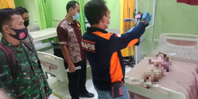 Jenazah Mawar di puskesmas.