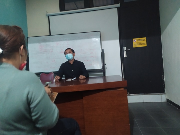 Rahmad selaku kuasa hukum PT ITG memberikan keterangan kepada customer. SP/Anggadia Muhammad