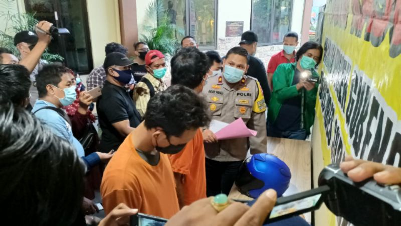 Kedua Tersangka saat dirilis ke publik oleh Polsek Gubeng.