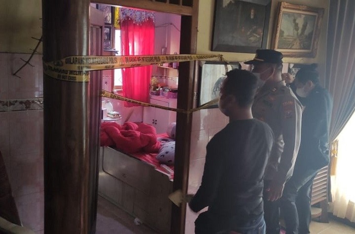 Polisi memasang garis polisi di kamar tempat korban gantung diri.