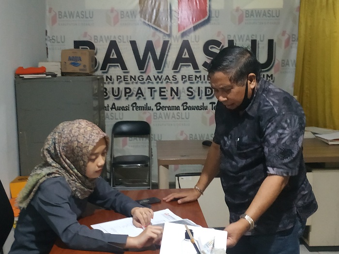 M Rifai saat lapor ke Bawaslu Sidoarjo. SP/ SUGENG PURNOMO