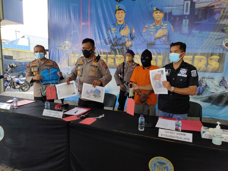 Wadir Polairud Polda Jatim AKBP Mustofa (dari kiri), Kabid Humas Polda Jawa Timur Kombes Pol Gatot Repli Handoko, Kasubdit Gakkum Ditpolairud Polda Jatim AKBP Siswantoro menunjukkan barang bukti benur lobster, Rabu (9/6/2021).SP/Hendarwanto